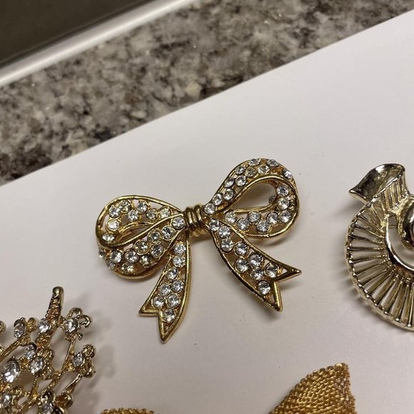 Lot Of 4 Brooch Pins Vintage - Modern Gold Tone / 1 Signed Gerry’s - Picture 2 of 12